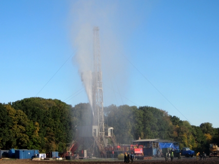 На Полтавщине фонтанирует газовая скважина – жидкость поднимается на 10 метров над землёй