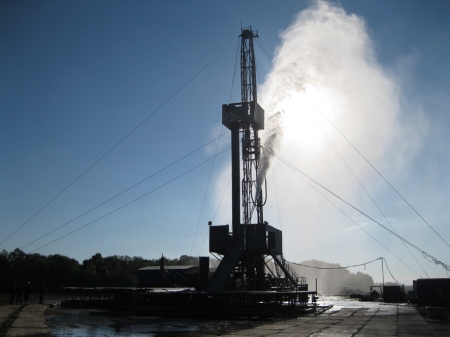 На Полтавщине фонтанирует газовая скважина – жидкость поднимается на 10 метров над землёй