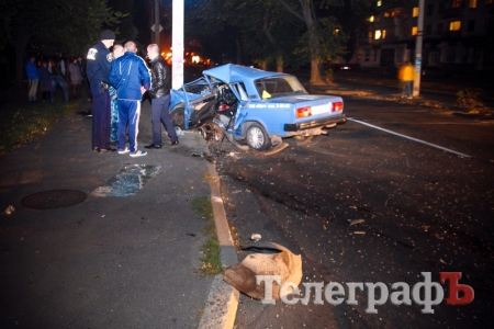 Жёсткая авария в Кременчуге: легковушка и внедорожник оказались в столбах