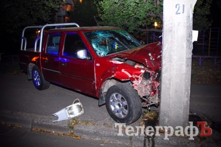 Жёсткая авария в Кременчуге: легковушка и внедорожник оказались в столбах