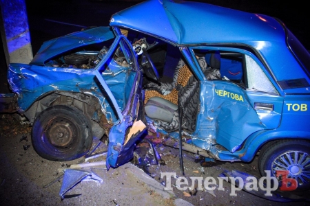 Жёсткая авария в Кременчуге: легковушка и внедорожник оказались в столбах