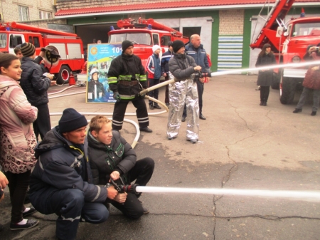 Вошли в роль пожарных Вошли в роль пожарных