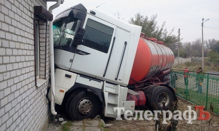 В Кременчуге грузовик врезался в два жилых дома