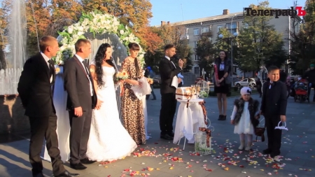 Кременчужане стали свидетелями свадебной церемонии возле фонтана