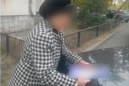 В Кременчуге задержали женщину, которая расклеивала агитлистовки