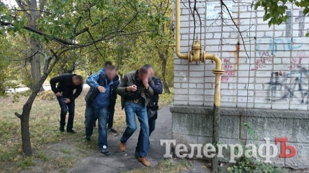 В Кременчуге у избирательного участка зафиксирован мордобой и прокалывание автошин