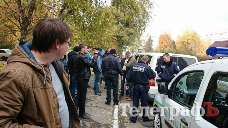 В Кременчуге у избирательного участка зафиксирован мордобой и прокалывание автошин