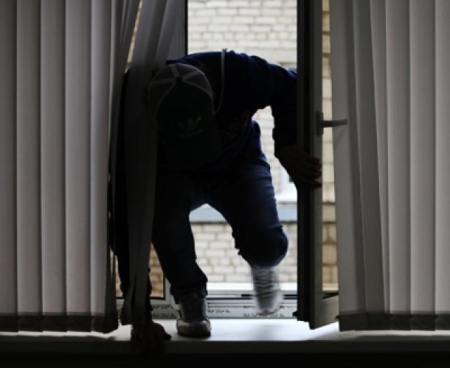 Ночью в квартиру к кременчужанке пробрался неизвестный и стал избивать её