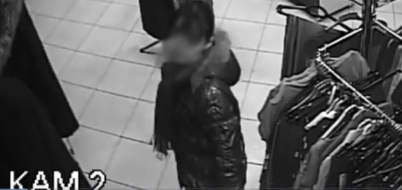 Как две дамы выносят меховой жилет из магазина в Кременчуге