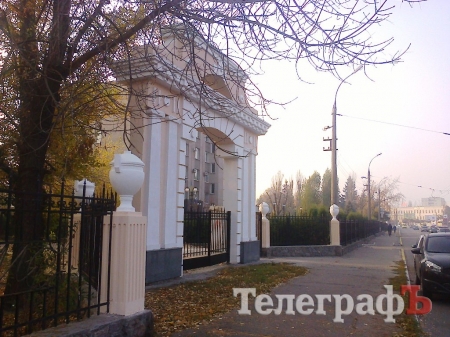 Центральный вход в Городской сад Кременчуга обставили вазами и покрасили
