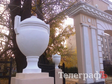 Центральный вход в Городской сад Кременчуга обставили вазами и покрасили