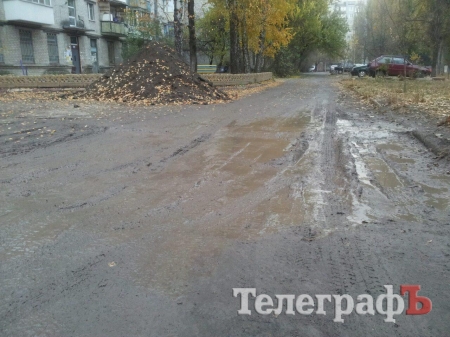 В Кременчуге коммунальники превращают дорогу во дворе в болото