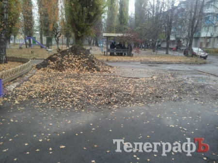 В Кременчуге коммунальники превращают дорогу во дворе в болото