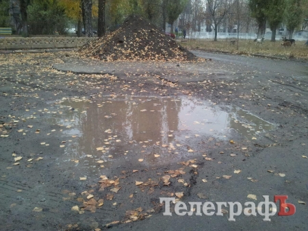 В Кременчуге коммунальники превращают дорогу во дворе в болото