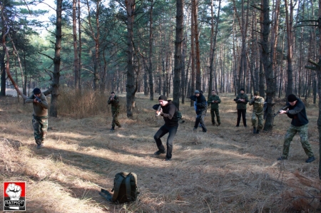 У Кременчуці молодь навчалася стріляти та евакуювати поранених У Кременчуці молодь навчалася стріляти та евакуювати поранених