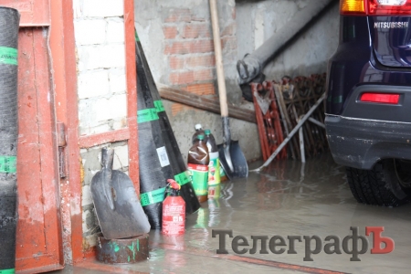 Через прорив труби у кременчужанина "потонули" дві машини