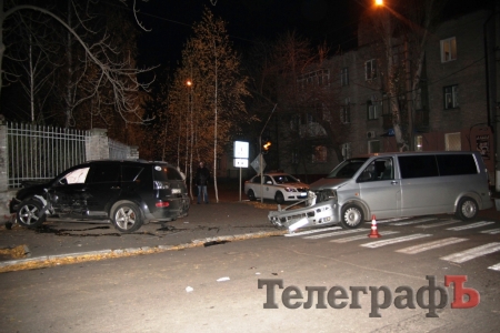 В Кременчуге Mitsubishi Outlander на тротуаре сбил женщину и врезался в забор роддома