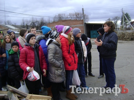 Дети пришли на экскурсию в собачий приют в Кременчуге