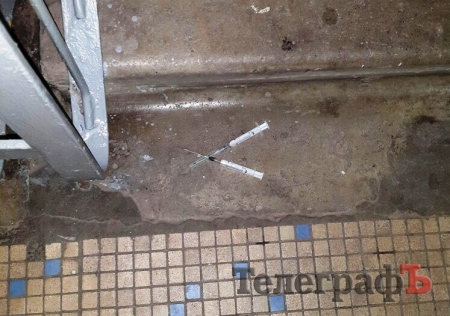 Кременчужане жалуются на шприцы в подъезде
