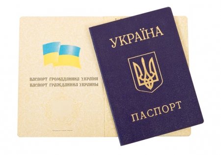 В українських паспортах замість російської з'явиться англійська мова