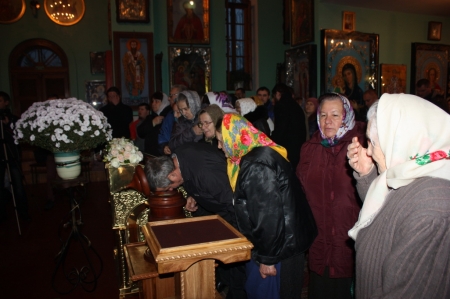 В Кременчугский Свято-Троицкий храм привезли мощи святого Илариона