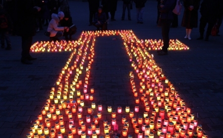 Кременчужани запалять свічку на площі Незалежності