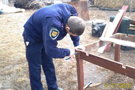 Полицейские сделали жительнице Кобелякского района ремонт в доме