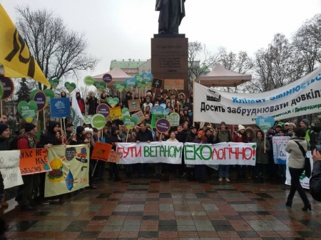 Кременчужани марширували проти "цвітіння" Дніпра та потопів у Кременчуці