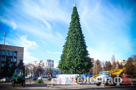 У Кременчуці майже встановили ялинку