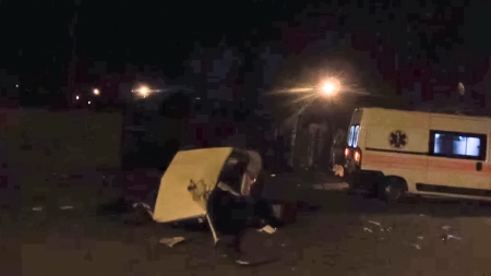 Пьяный кременчужанин на "восьмёрке" снес дерево и вылетел во двор частного дома