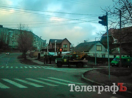 На перекрестке Щорса и Хорольской устанавливают долгожданный светофор!