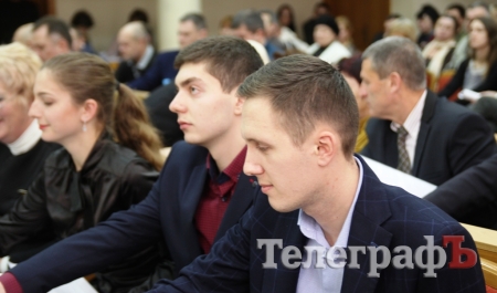 Аплодисментами и недоверием: Кременчугский горсовет принял двух новых депутатов