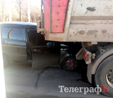 В Кременчуге Matiz влетел под фуру: есть пострадавшие