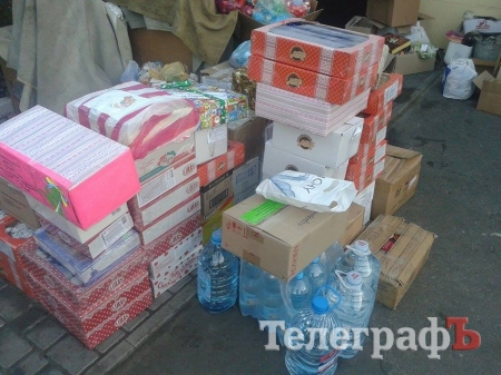 Кременчуцькі волонтери везуть смаколики бійцям Кременчуцькі волонтери везуть смаколики бійцям