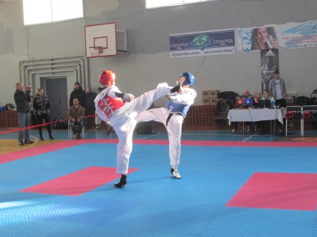 Кременчуцькі тхеквондисти змагаються в електронних шоломах