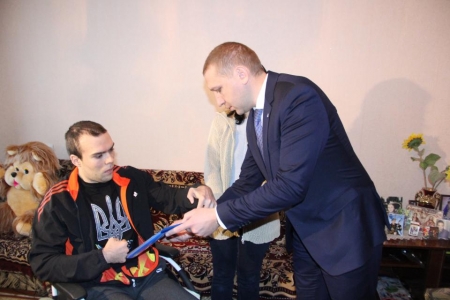 Кременчуцькому бійцю з кулею в голові вручили ордер на квартиру