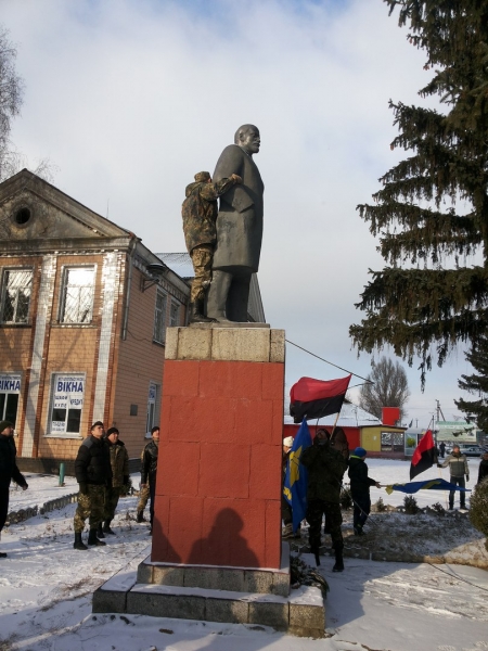 Під Кременчуком звалили Леніна (доповнено)