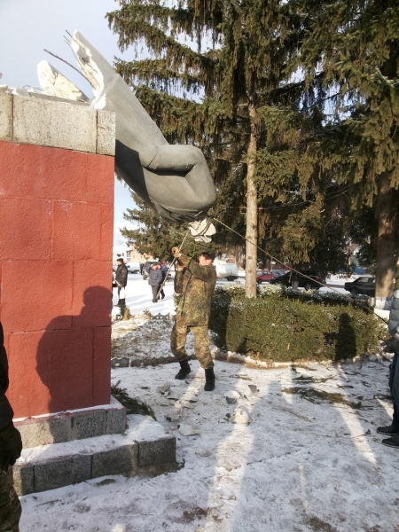 Під Кременчуком звалили Леніна (доповнено)