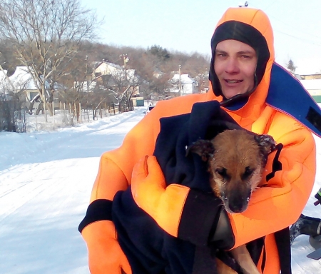 Як полтавські рятувальникі діставали собаку з крижаної води