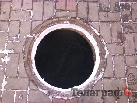 На перекрёстке ул. Бутырина и Шевченко украли крышку люка. Смотрите под ноги!