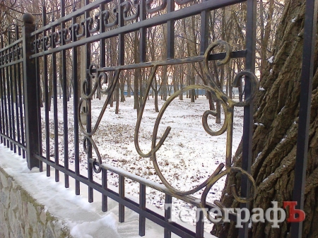 Какой-то при**рок «погрыз» забор в «Городском саду» Кременчуга