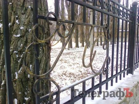 Какой-то при**рок «погрыз» забор в «Городском саду» Кременчуга