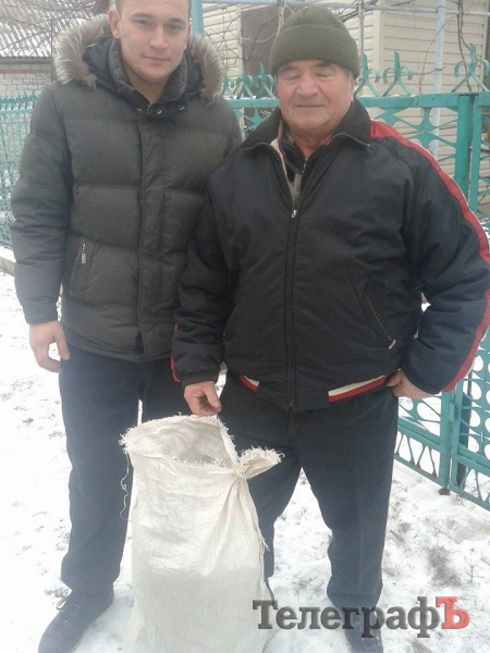 Кременчуцький пенсіонер передав військовим здоровезний тент