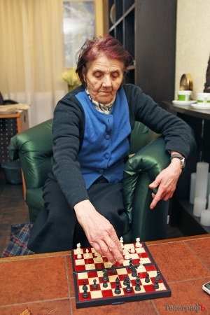 В Кременчуге 5 дней ночевала в подъезде 81-летняя чемпионка по шахматам