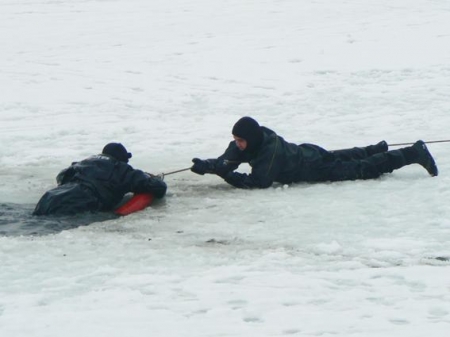 Кременчугские спасатели просят граждан не выходить на лед