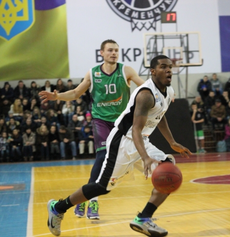 Баскетбольний клуб "Кремінь" переміг фіолетову команду