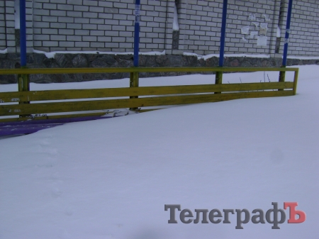 Сегодня коммунальники откапывают остановки в Кременчуге