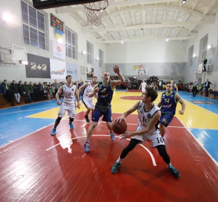 Баскетбольний клуб “Кремінь” впевнено перемагає харків'ян