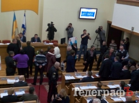 Работники СКРУ блокировали работу сессии Кременчугского горсовета, защищая своего директора