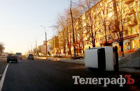 В Кременчуге ВАЗ «перепрыгнул» через сугроб и лёг на бок